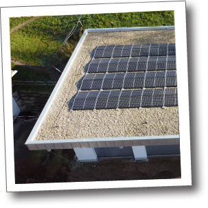 Solarstromanlage auf Kiesdach in Hasel