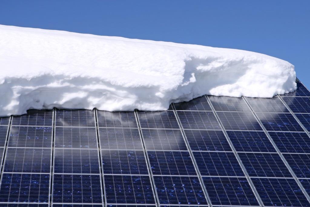Solarmodul unter Schneelast BenshotAdobeStock s